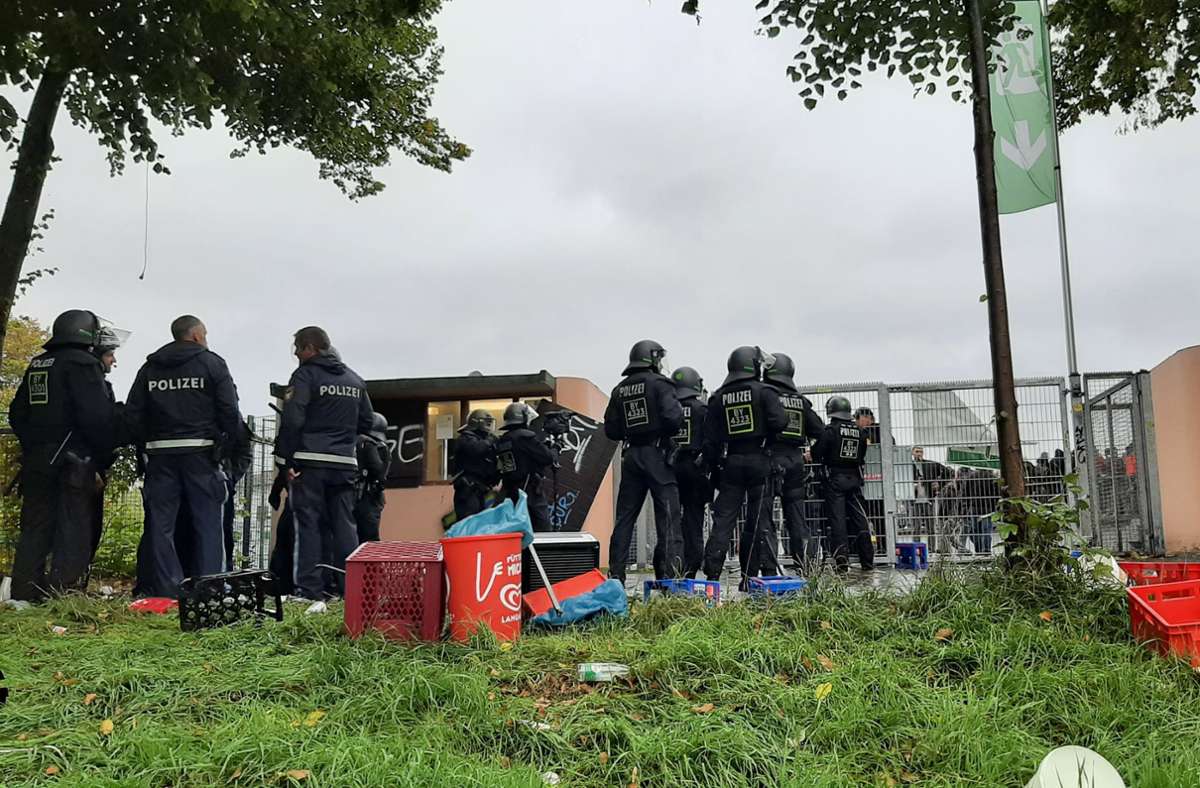 Ein großes Polizeiaufgebot versammelte sich am Ellrodtweg. Im Block der Dresdner Fans waren Beamte angegriffen worden. Foto: red/red