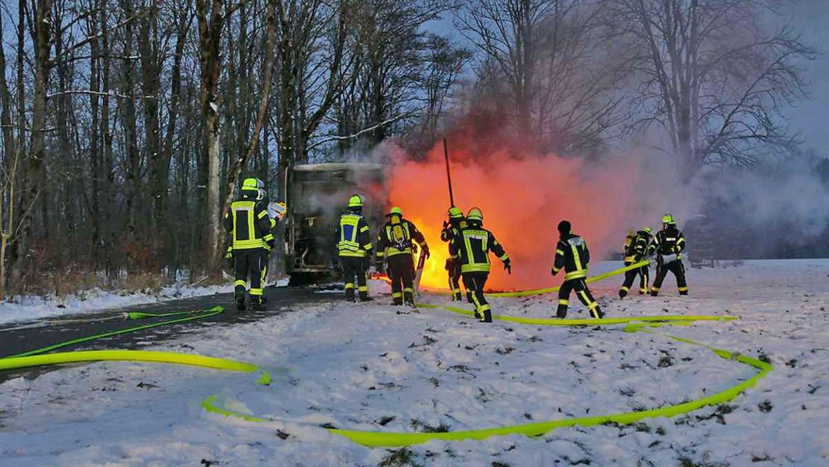Montagmorgen: Schulbus in Flammen