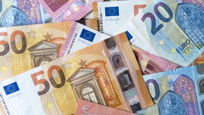 Großzügig ausgemistet: Dose mit 10 000 Euro im Müllcontainer
