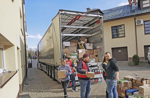 Im polnischen Lublin lädt Bianca Göbel (links)  zusammen mit Helfern aus aller Welt die Hilfsgüter aus dem 40-Tonner. Foto: /privat