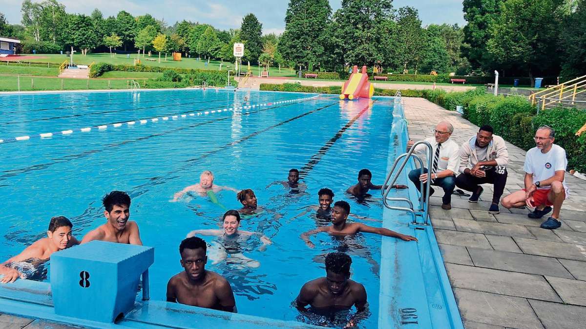 Naila: Junge Flüchtlinge lernen schwimmen