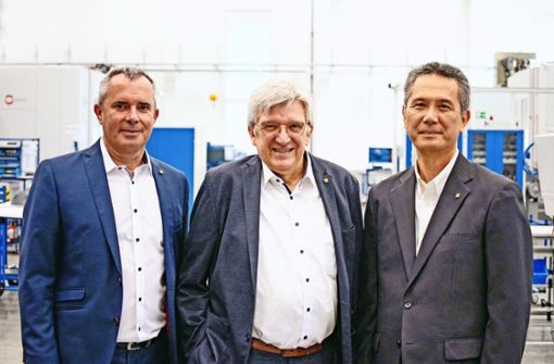 Die drei Geschäftsführer der neu gegründeten Kyocera Fineceramics Europe GmbH (von links) Armin Kayser,  Carsten Rußner und  Kazuhiko Mishima Foto: /Kyocera