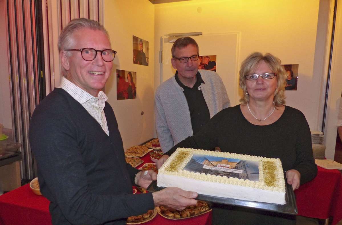 Eine Torte überreichten Wolfgang Krebs (links) seitens des Fördervereins Vorsitzender Dietmar Hofmann und Ute Wirth.