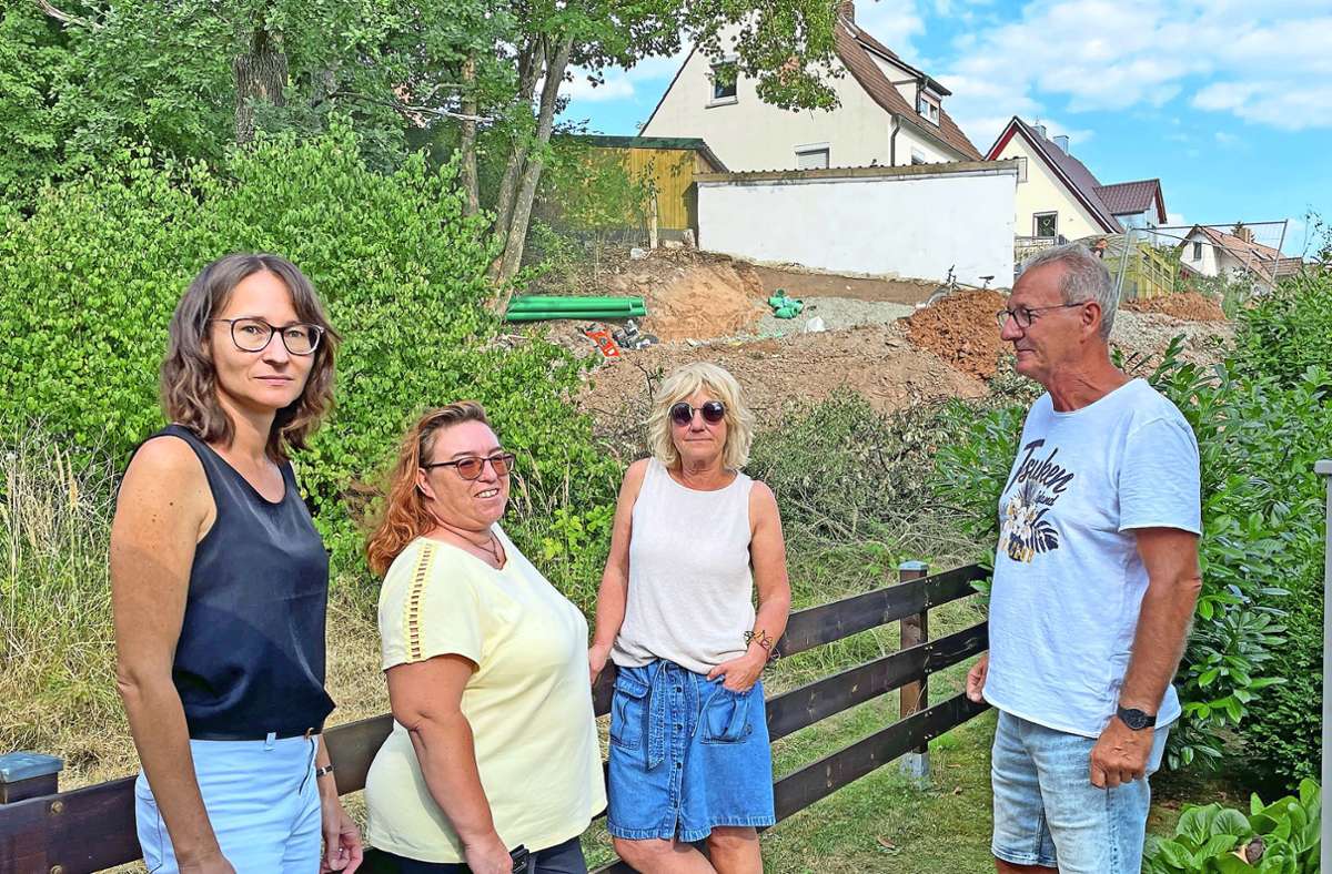Katja Ohnemüller (von links), Bianca Owen, Edeltraud Dahlhoff und Egon Ohnemüller sind wegen des Bauvorhabens in ihrer Nachbarschaft