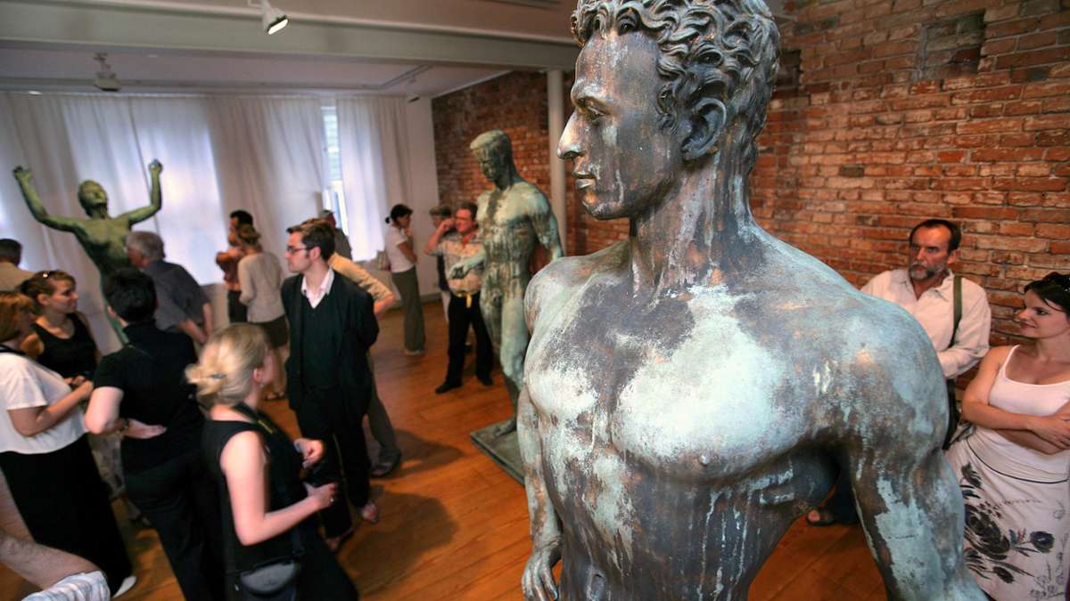Kunst und Kultur: Skulptur von Hitlers Lieblingsbildhauer Breker versteigert