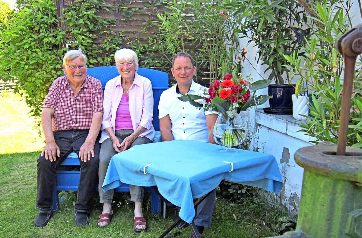Das Jubel-Ehepaar Ludmilla und Berndt Amann mit Bürgermeister Jürgen Hoffmann im  Garten beim Haus an der Selber Straße. Foto: /Gisela König