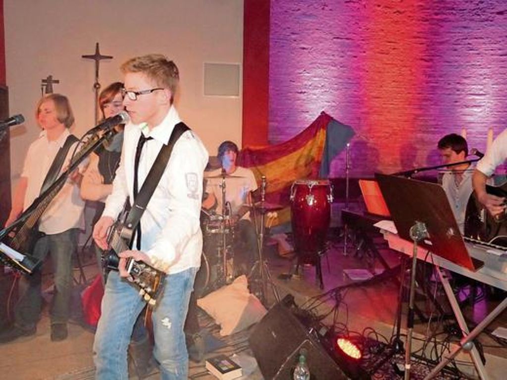 Frontmann Lucas Gröbel mit der Band "Praystation" in Aktion.
