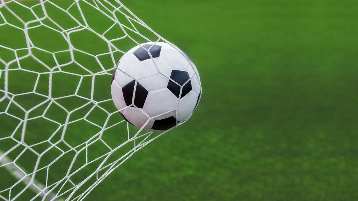 Selb: Beim Fußballspielen: 18-Jähriger schlägt und bedroht Mitspieler