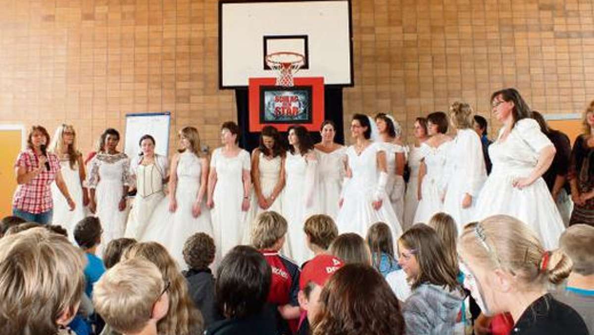 Naila: 14 Bräute gewinnen die Schulfest-Wette