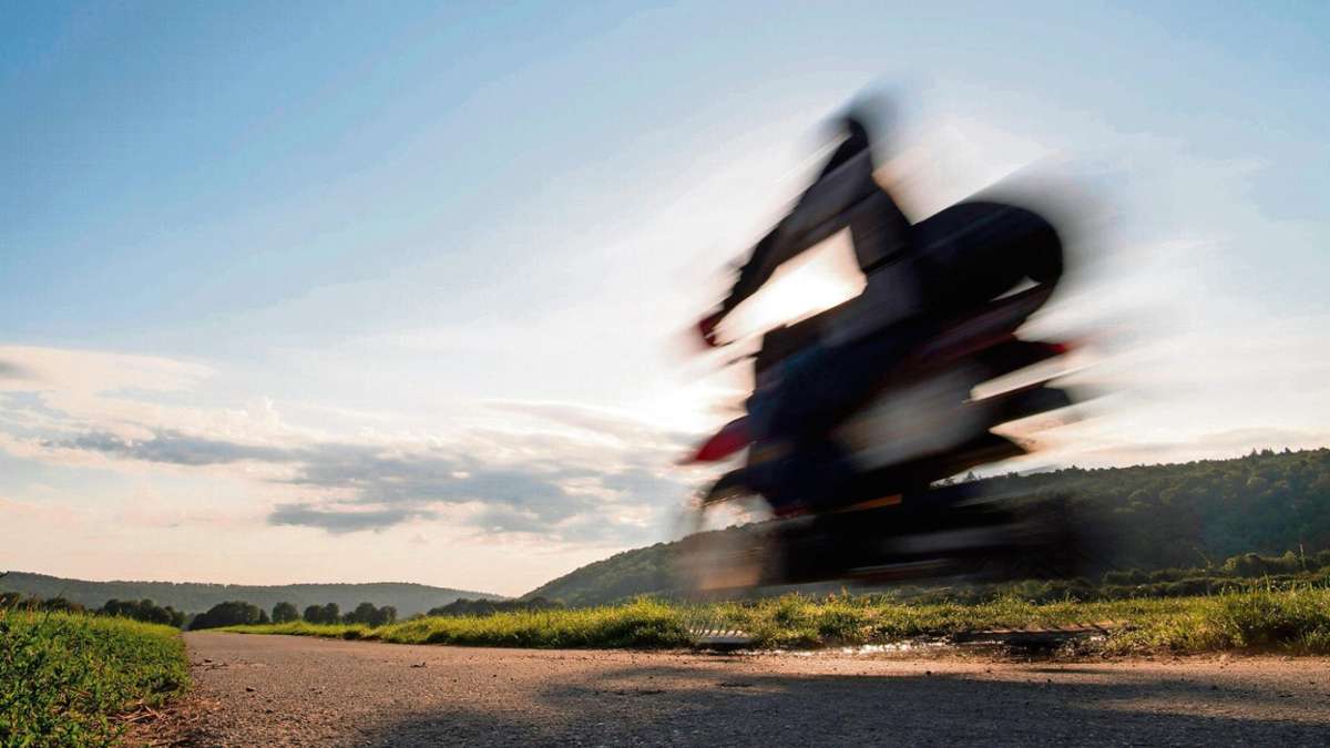Döhlau: Autofahrer übersieht am Tauperlitzer See Motorrad: Biker stürzt und schlittert über Straße