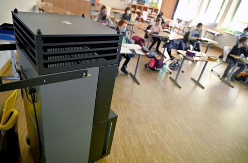 Was bewirken Luftfilteranlagen in Klassenzimmern? Foto: picture alliance/dpa/Peter Kneffel
