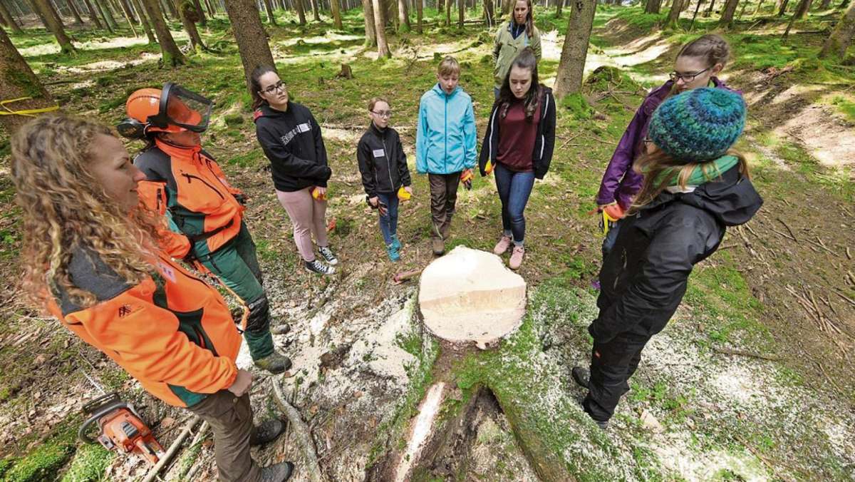Fichtelberg: Junge Frauen streifen durch den Forst