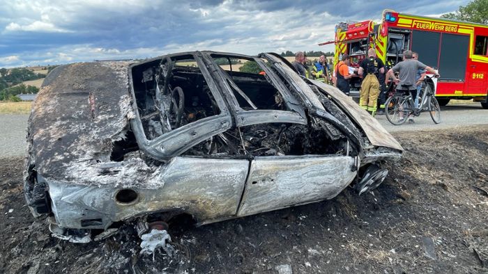 Auto von Unfallflüchtigem fängt Feuer