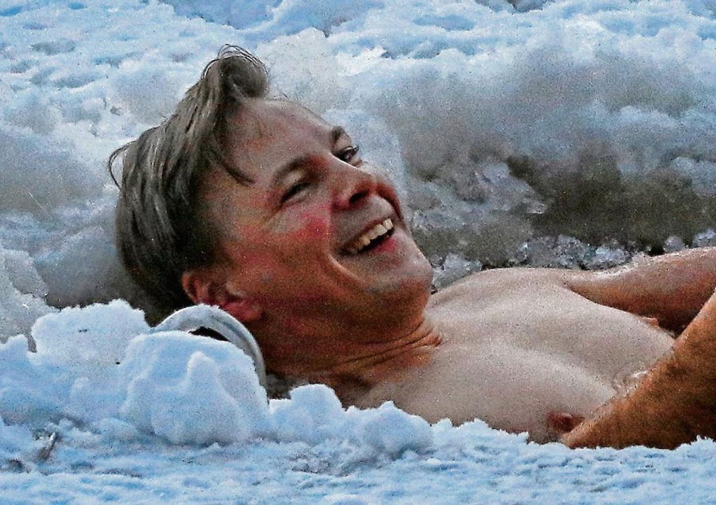 Er möchte zwar kein Eisbär sein - aber zwischen Eisschollen im Fichtelsee fühlt sich Paul Hörmann so wohl wie im kalten Polar. Foto: Hannes Bessermann