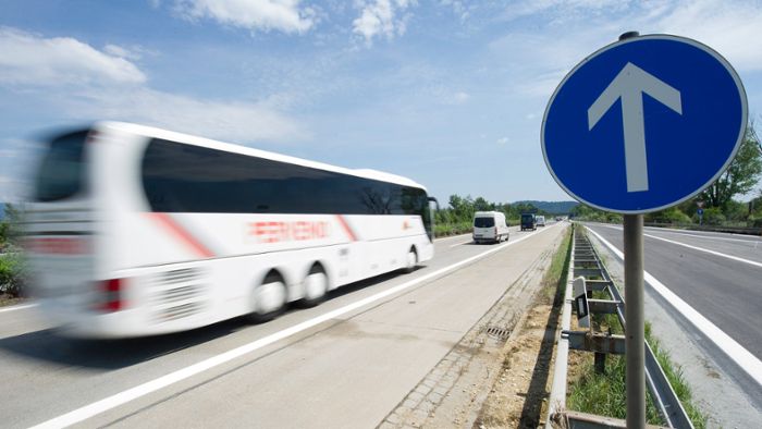 A 9/Berg: Reisebus und Sattelzug brausen Saaleabstieg hinab