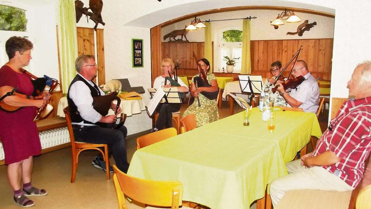 Steinhaus: Session mit Dudelsack und Geige