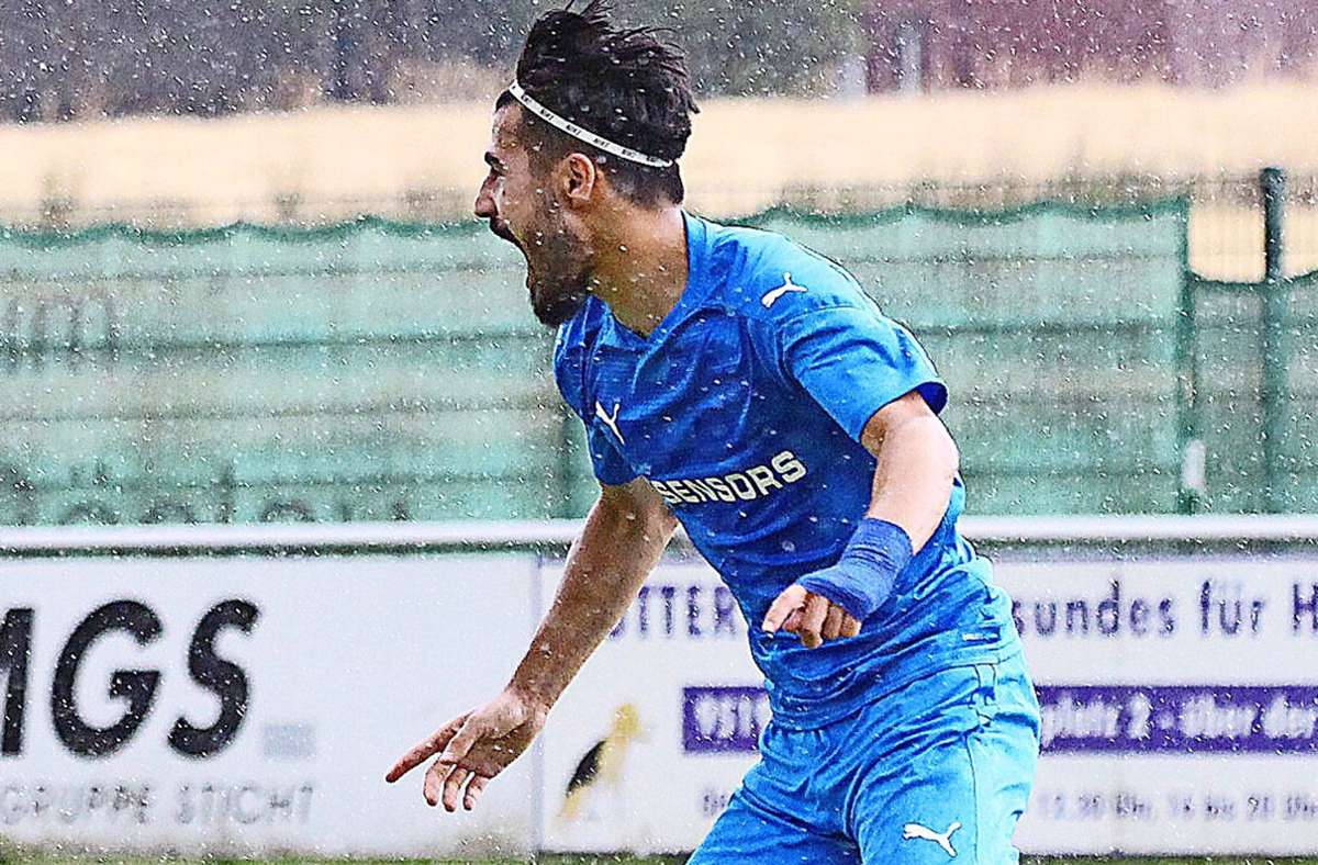 Jubel im Röslauer Regen: Mustafa Onarici freut sich über seinen so wichtigen Treffer zum zwischenzeitlichen 2:0 für den FC Vorwärts.