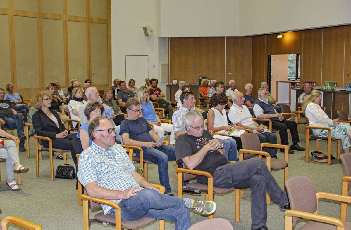 Weit über 60 Bürger aus Bad Alexandersbad waren am Dienstag zur Bürgersprechstunde in den großen Sitzungssaal der Unternehmensgruppe Helfrecht gekommen. Foto:  
