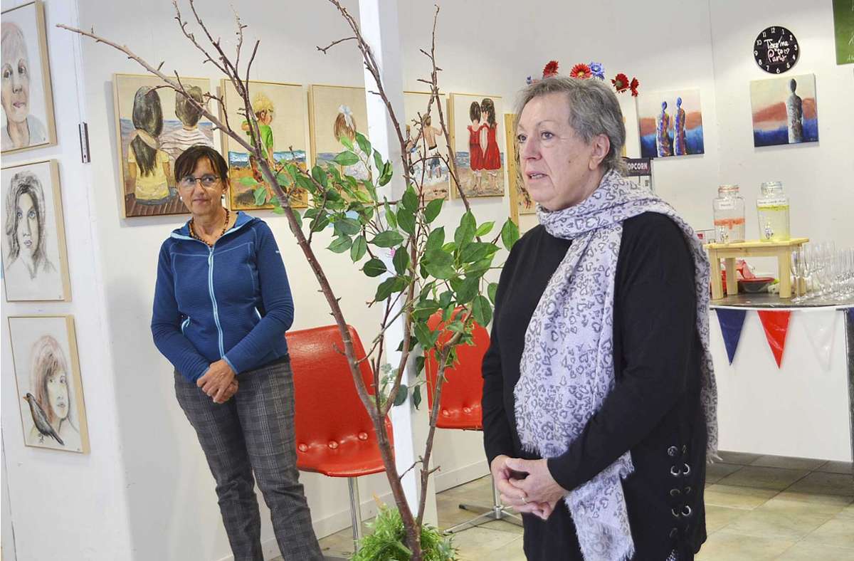 SelbKultur-Vorsitzende Anneliese Schade mit Künstlerin  Helga Wickermann (von links). Foto: Silke Meier