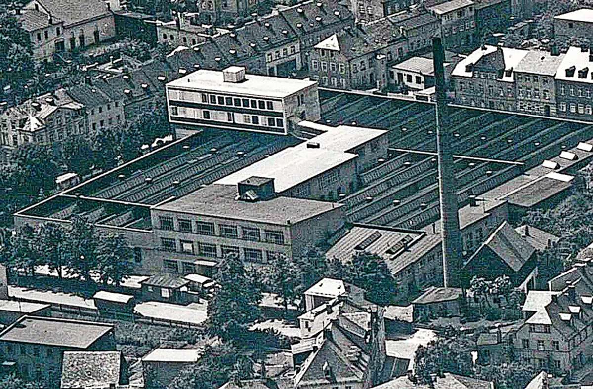 Ein  bedeutender Betrieb zu Hochzeiten der Textilindustrie: die Weberei C.F. Weiß, wo sich heute das Stoffwerk befindet und eine Freifläche zum Spielplatz umgestaltet wird. Das Bild zeigt den Komplex um 1960. Als 1876 die Weberei eingerichtet wurde, standen rundherum  keine Häuser.