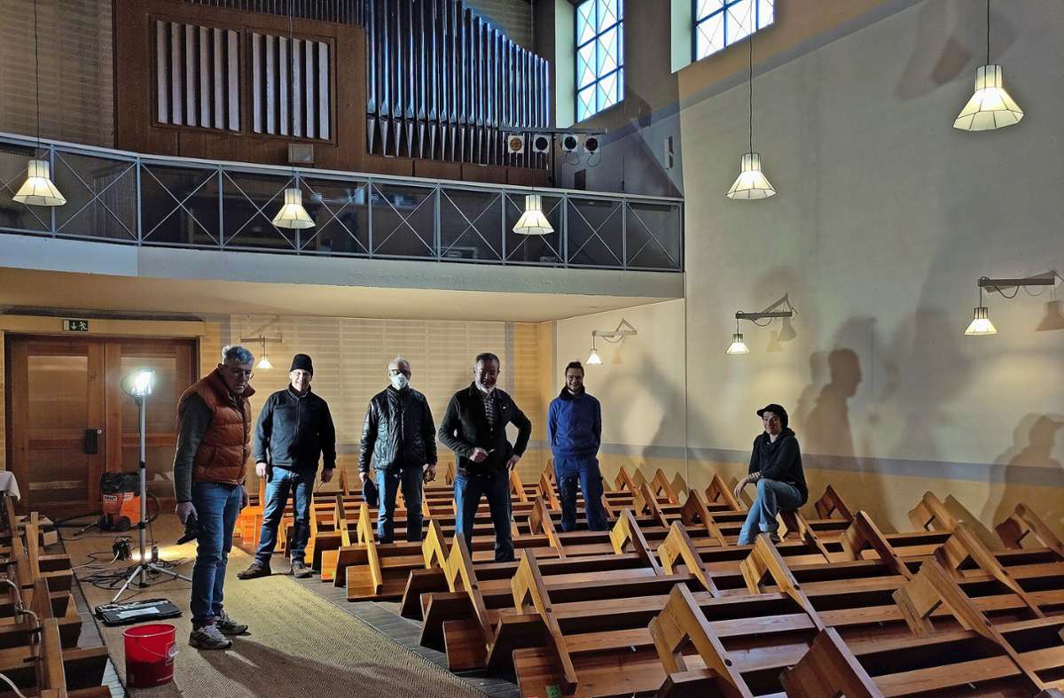 Fleißige Helfer schaffen Raum in der Selber Christuskirche für moderne und flexible Gottesdienste. Foto: Silke Meier