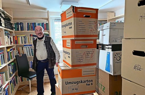 Michael Köbrich in einem der künftigen Museumszimmer. Viele Werke der Fachliteratur müssen noch sortiert werden. Foto: Jan Werner