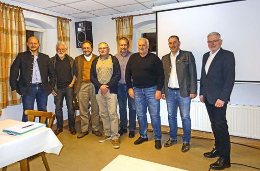 Vorstand und Aufsichtsrat der neuen Genossenschaft mit  Wolf-Dieter Trotha vom Genossenschaftsverband­ (rechts). Foto: Alfons Prechtl