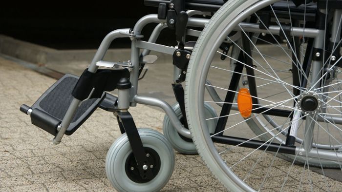Hof: Mann schlägt auf Rollstuhlfahrer ein
