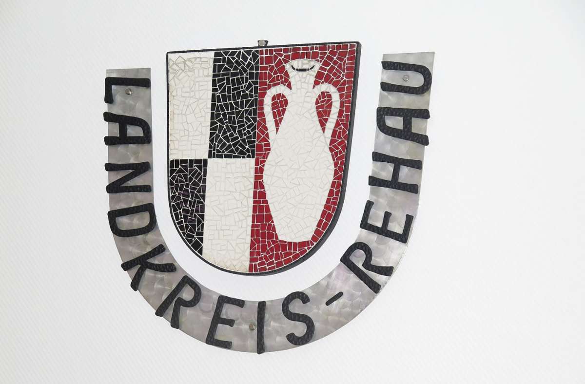 Das alte Landkreis-Wappen nimmt Bezug auf die hohenzollersche und die fränkische Zugehörigkeit sowie auf die Porzellanindustrie