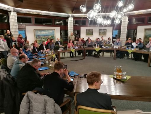 Mehr als 60 Besucher hatte die Stadtratssitzung in Schwarzenbach an der Saale am Dienstagabend. Das lag vor allem dem Thema Flüchtlingsunterkünfte. Foto: Patrick Gödde