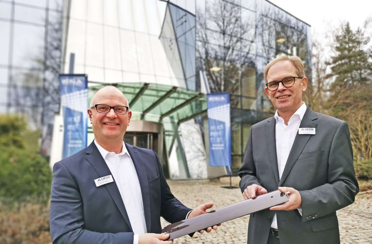 Geschäftsführer Klaus Braun (rechts) und Marketingchef Alexander Winkler  stellten gestern in Konradsreuth die Produktneuheiten der Firma Alukon vor. Foto: Köhler
