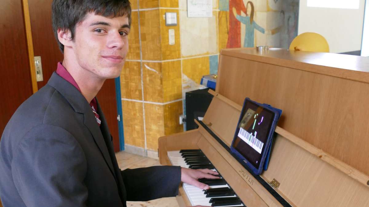 Naila: 17-Jähriger lernt Klavier über Youtube
