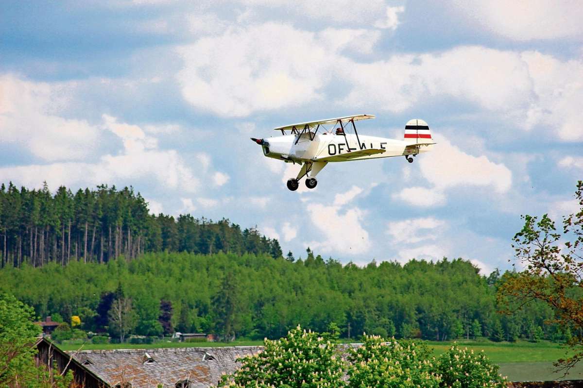 Wirkt nicht wie 2019: Ein historischer Flieger setzt in Hof zur Landung an. Mehr Bilder unter www.frankenpost.de . Foto: Pampel