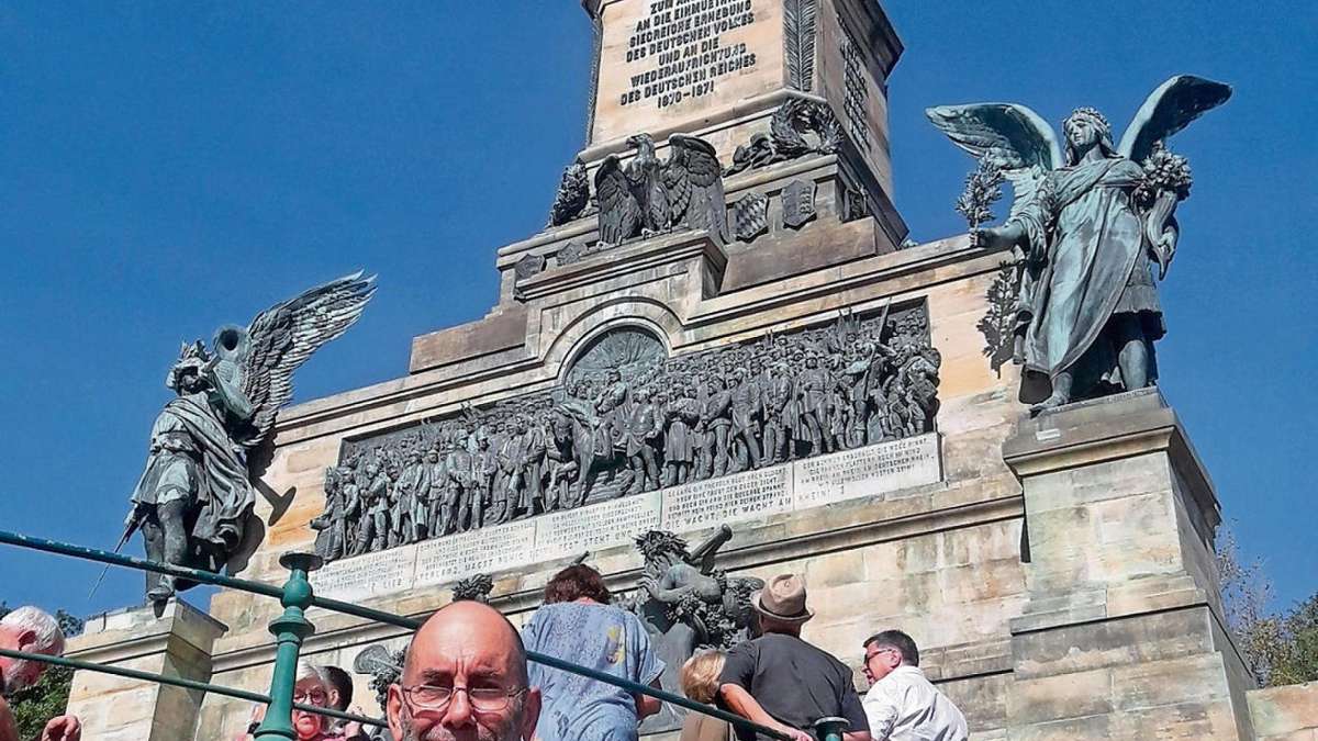Kulmbach: Extremwanderer Ulrich Renke vor der Germania des Niederwalddenkmals bei Rüdesheim.