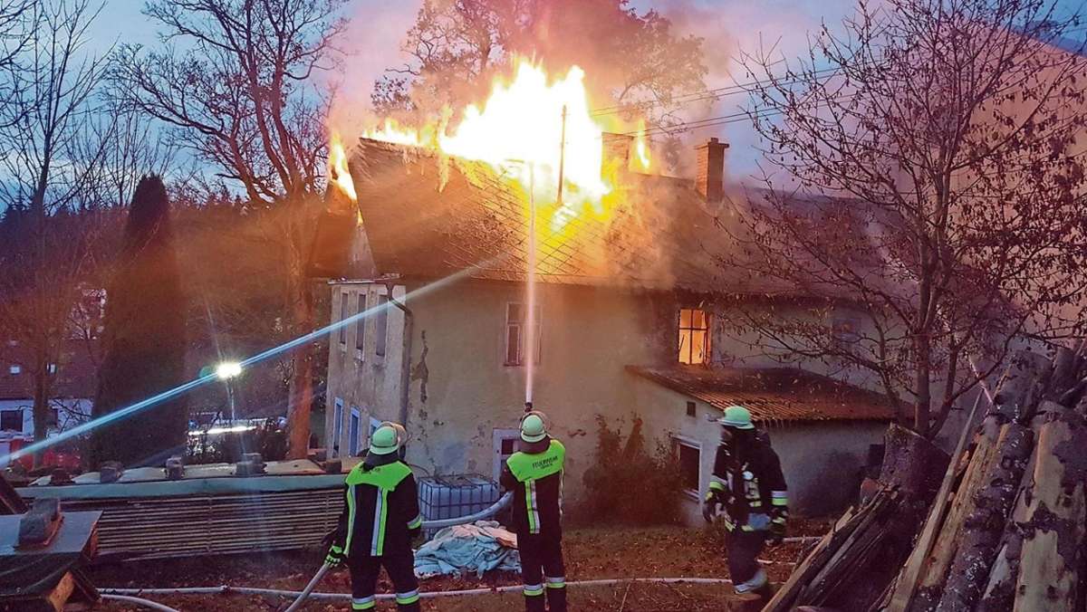Aus der Region: Flammen schlagen aus dem Dachstuhl
