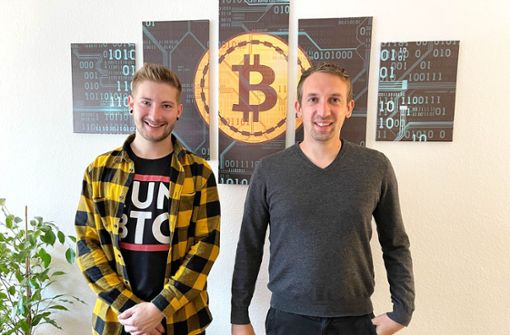 Matthias Küffner (links) und Sebastian Nickl wollen in Marktredwitz unter anderem  eine Kryptowährungs-Handelsplattform aufbauen. Foto: /Matthias  Bäumler