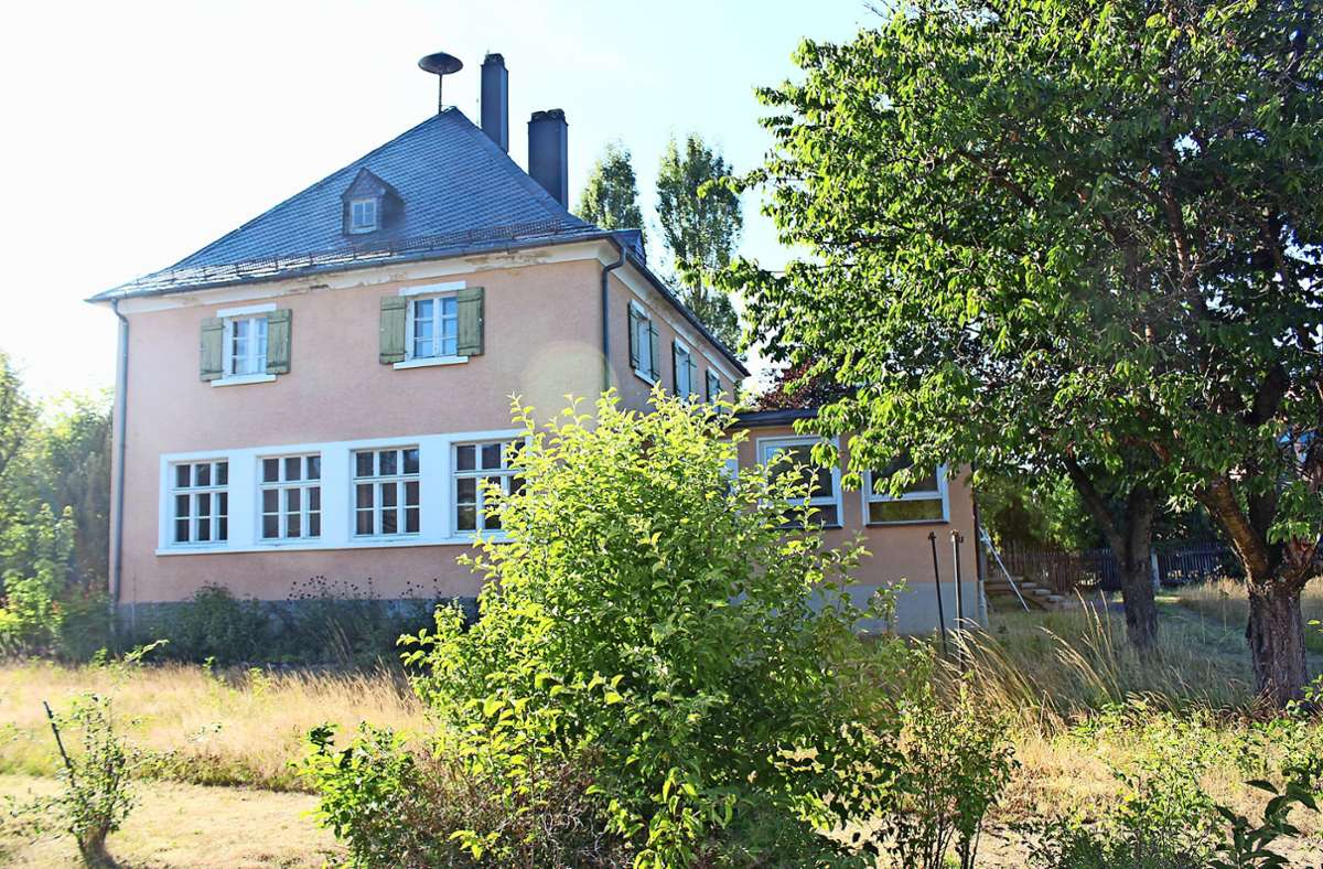 Das Alte Schulhaus in Leupoldsdorf steht seit geraumer Zeit leer. Nun hat es als Dorfgemeinschaftshaus eine Zukunft. Foto: Christian Schilling