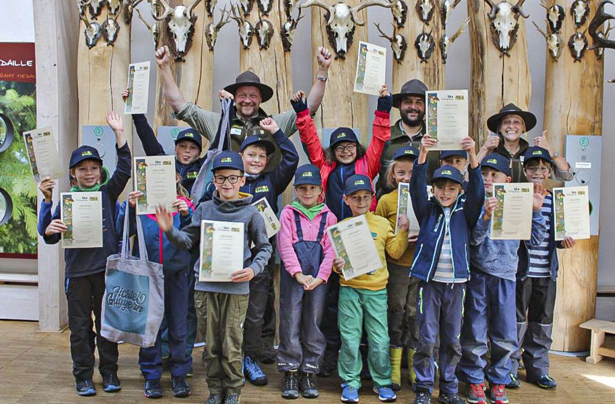 Die 14 frisch gebackenen Junior-Ranger freuten sich zusammen mit den Naturpark-Rangern  über ihre Auszeichnung Foto: Naturpark Fichtelgebirge