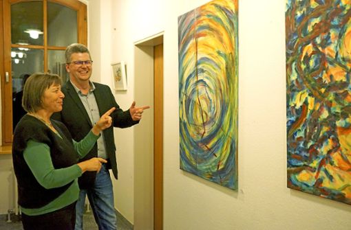 Gabriele Neubert und Heiko Tröger eröffneten die Röslauer Kulturwochen mit einer Ausstellung der Künstlerin Marianne Bauer. Foto: /Michael Meier