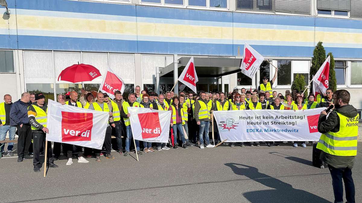 In Marktredwitz: Beschäftigte  des  Edeka-Lagers  streiken