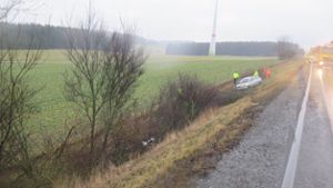 A 9/Hof/Münchberg: Auto rutscht Abhang hinab