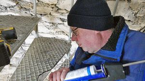 Bei Issigau: Fachleute  reparieren die Treppe