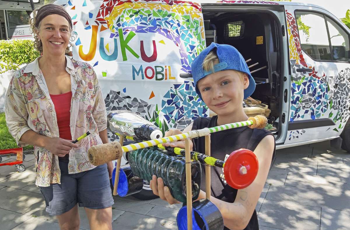 Annette Hähnlein ist eine der Künstlerinnen und Künstler, die Kindern mit dem Juku-Mobil die Formen der Kunst näherbringen. Foto:  