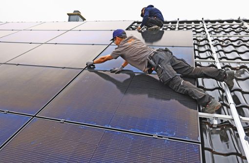 Photovoltaik auf privaten Hausdächern ist nur einer der Bausteine für die Energiewende. Foto: dpa/Oliver Berg