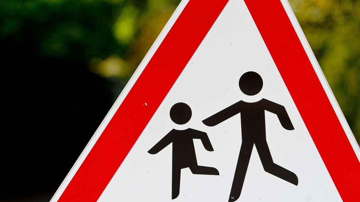 Schauenstein: Schauenstein: Umherfliegendes Achtung-Kinder-Schild trifft Auto