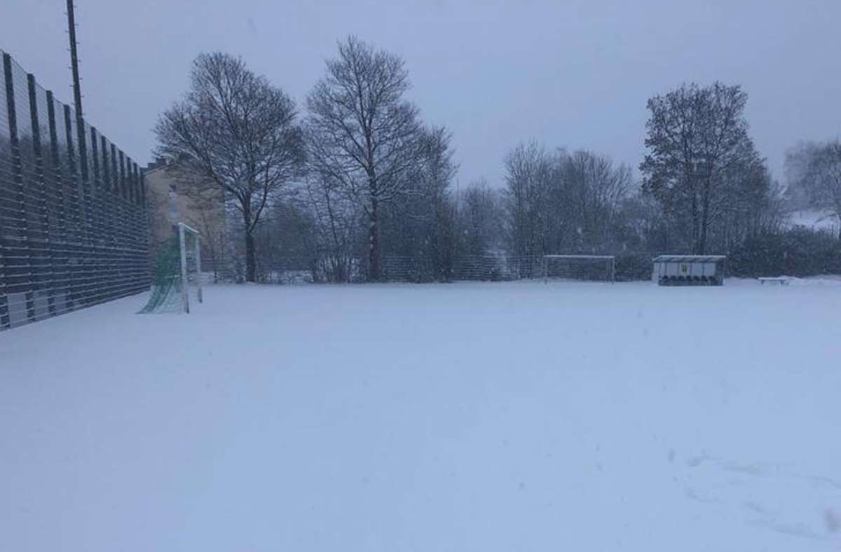 Auf dem  Nebenplatz der Grünen Au liegt noch Schnee. Am Freitag spielt die SpVgg Bayern Hof dann gegen den VFC Plauen. Foto: /privat