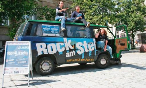 Werbung fürs Festival am Samstag: Etwa 80 Mitstreiter gehören zum Team von "Rock am Stein", und die touren derzeit durch die Lande, um Gäste zu locken. Quelle: Unbekannt