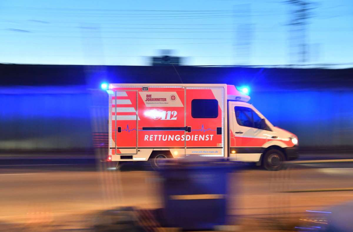 Ein Rettungswagen ist mit eingeschaltetem Blaulicht im Einsatz (Symbolbild) Foto: Boris Roessler/dpa