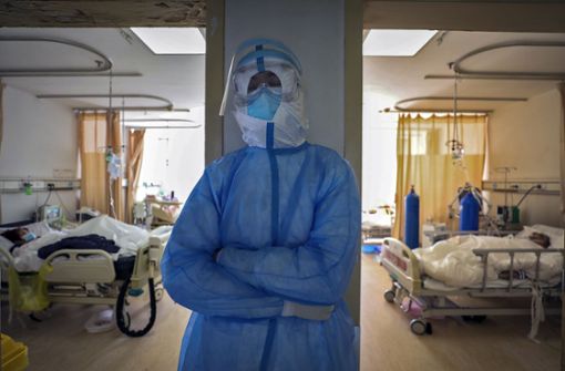 Erschöpft vom Einsatz: Ein Krankenhausmitarbeiter aus Wuhan ruht sich aus. Foto: dpa