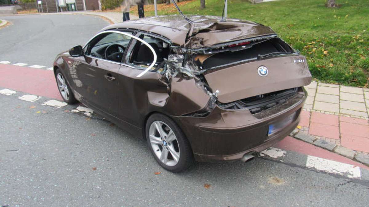 Hof: LKW rammt geparkten BMW